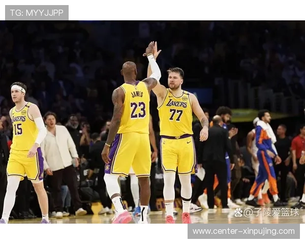 湖人队迎战勇士季后赛关键战詹姆斯与库里再度对决引发热议